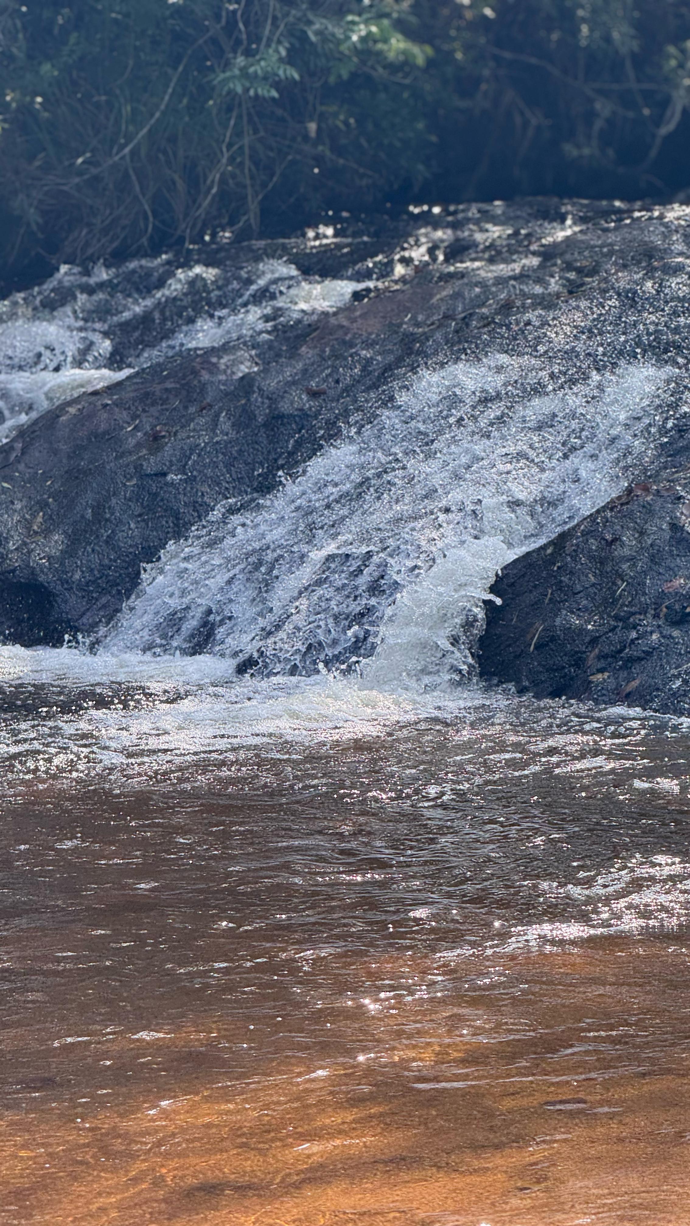 Queda d'água nas pedras